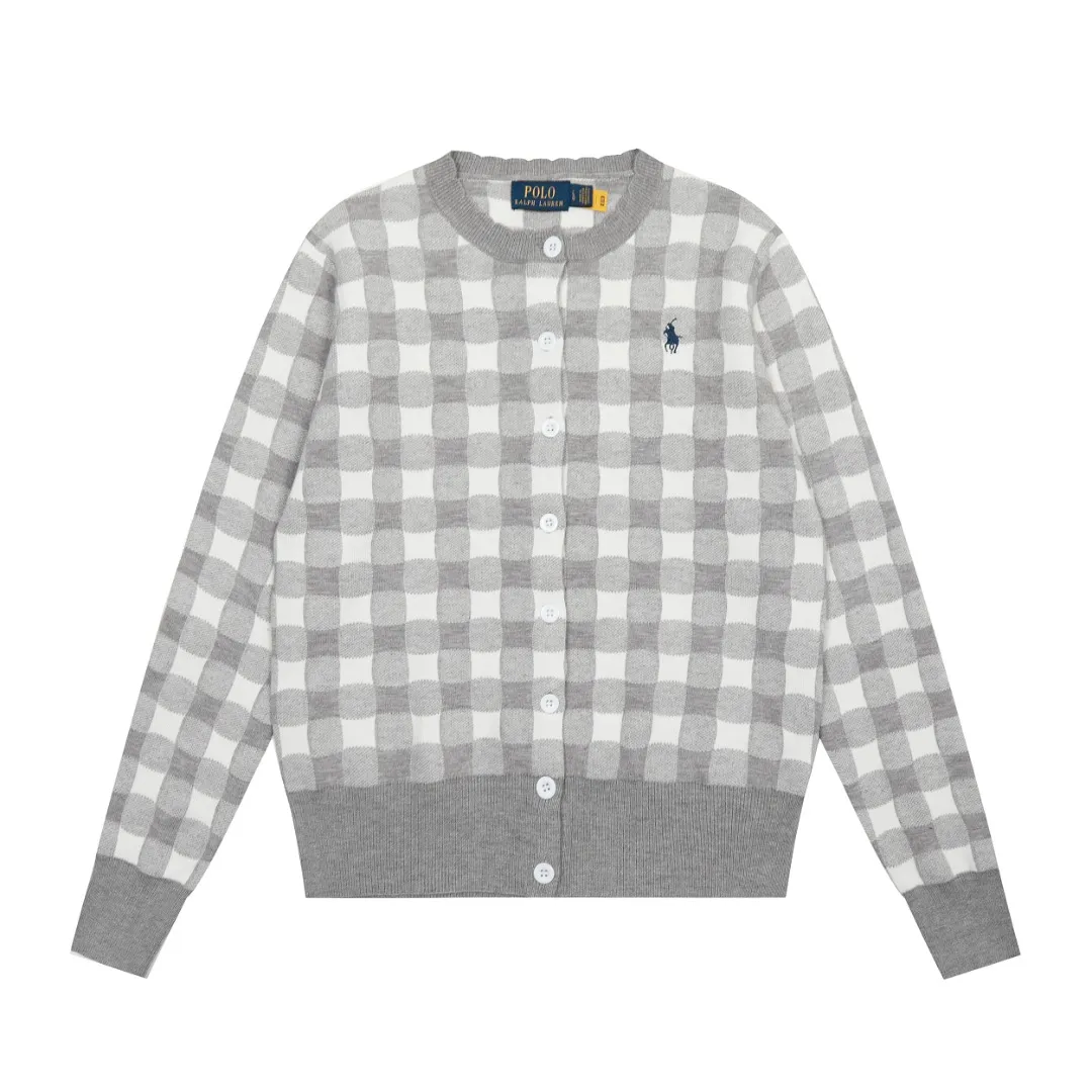 P190 Top quality" Style number: DS015# [Ralph Lauren plaid jacquard basic pony embroidered logo knitted cardigan long sleeves] ✅Ralph Lauren Ralph Lauren classic basic versatile plain plaid jacquard knitted cardigan long-sleeved small jacket ✅Main supplier of platform live broadcast wholesale entities ✅ZP quality 1:1 pattern making Scan the code to enter the GF website Counter quality ✅Detailed quality The only one in Guangzhou Imported quality cotton yarn Mainly high-end Needless to say, cost-effective and good quality. ✅Restore the original version. Loose, comfortable and stress-free. Simple is high-end. Classic is timeless. ✅The upper body is simple and easy to match. A must-have for goddess ootd. Good-looking clothes are never picky. A must-have in the goddess’ wardrobe. Size: S-L. Color: Navy blue. Light blue. Pink. Gray. Yellow. Red.